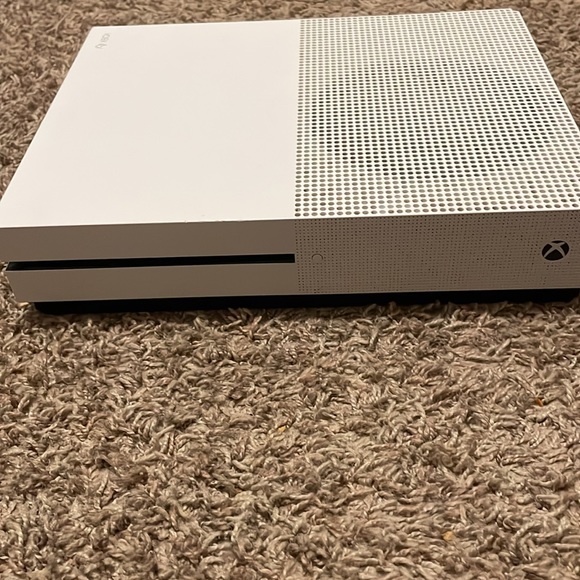 Xbox one S 500 GB with controller - Picture 2 of 8
